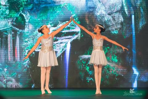 Regina corvello bailarinas fotografadas pela fotografa Letícia Franco no Lago SUl em Brasília DF teatro oi espetaculo Sylvia'