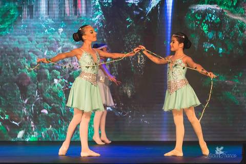 Regina corvello bailarinas fotografadas pela fotografa Letícia Franco no Lago SUl em Brasília DF teatro oi espetaculo Sylvia'