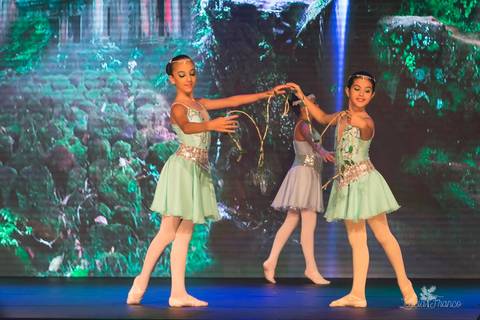 Regina corvello bailarinas fotografadas pela fotografa Letícia Franco no Lago SUl em Brasília DF teatro oi espetaculo Sylvia'