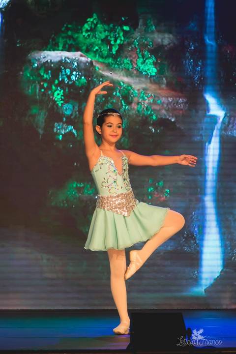 Regina corvello bailarinas fotografadas pela fotografa Letícia Franco no Lago SUl em Brasília DF teatro oi espetaculo Sylvia'