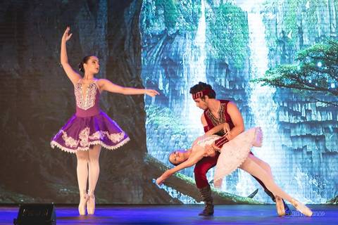 Regina corvello bailarinas fotografadas pela fotografa Letícia Franco no Lago SUl em Brasília DF teatro oi espetaculo Sylvia'