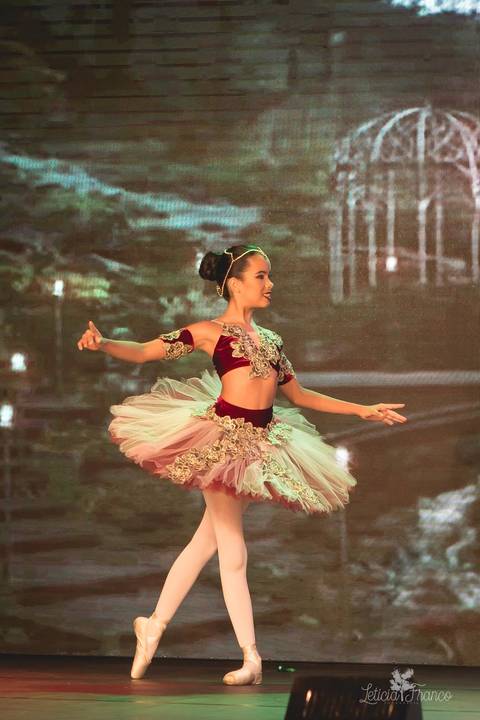 Regina corvello bailarinas fotografadas pela fotografa Letícia Franco no Lago SUl em Brasília DF teatro oi espetaculo Sylvia'