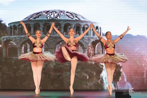 Regina corvello bailarinas fotografadas pela fotografa Letícia Franco no Lago SUl em Brasília DF teatro oi espetaculo Sylvia'