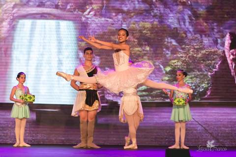 Regina corvello bailarinas fotografadas pela fotografa Letícia Franco no Lago SUl em Brasília DF teatro oi espetaculo Sylvia'