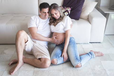 gestante ana luisa ensaio em casa sofa calça jeans fotografada pela fotografa especialista letícia franco em brasilia df ilhas do lago com o papai eduardo'