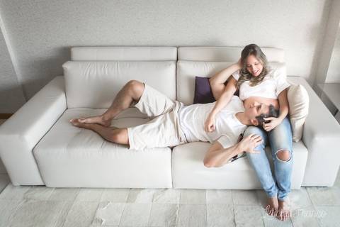 gestante ana luisa ensaio em casa sofa calça jeans fotografada pela fotografa especialista letícia franco em brasilia df ilhas do lago com papai eduardo'