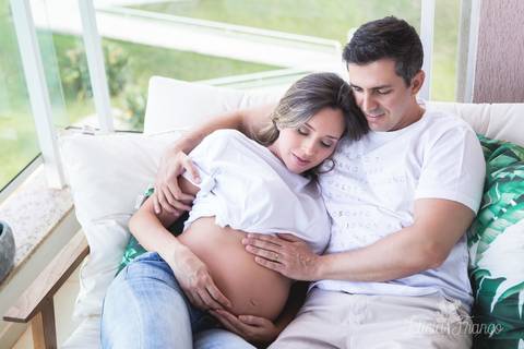 gestante ana luisa ensaio em casa sofa calça jeans fotografada pela fotografa especialista letícia franco em brasilia df ilhas do lago na varanda de casa'