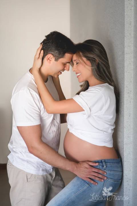 gestante ana luisa ensaio em casa sofa calça jeans fotografada pela fotografa especialista letícia franco em brasilia df ilhas do lago na varanda de casa parede momento deles'