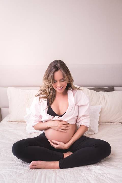 gestante ana luisa ensaio em casa sofa calça jeans fotografada pela fotografa especialista letícia franco em brasilia df ilhas do lago na varanda de casa na cama quarto do casal'