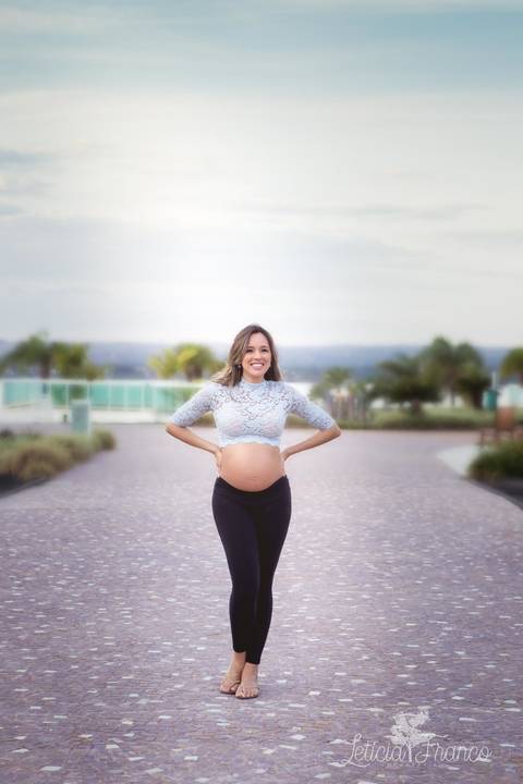 gestante ana luisa ensaio em casa fotografada pela fotografa especialista letícia franco em brasilia df ilhas do lago externa cropped azul renda calça legging'