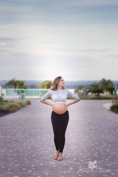 gestante ana luisa ensaio em casa fotografada pela fotografa especialista letícia franco em brasilia df ilhas do lago externa cropped azul renda calça legging'