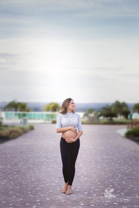gestante ana luisa ensaio em casa fotografada pela fotografa especialista letícia franco em brasilia df ilhas do lago externa cropped azul renda calça legging'