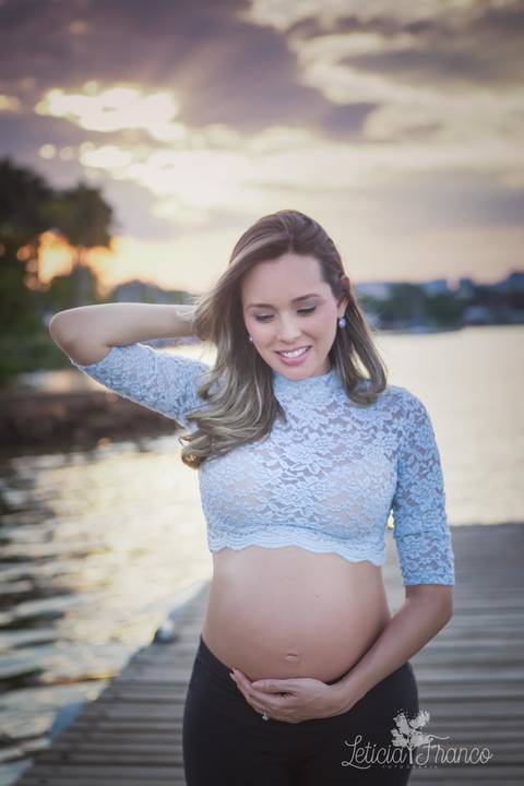 gestante ana luisa ensaio em casa fotografada pela fotografa especialista letícia franco em brasilia df ilhas do lago externa cropped azul renda calça legging pôr do sol lago paranoá'