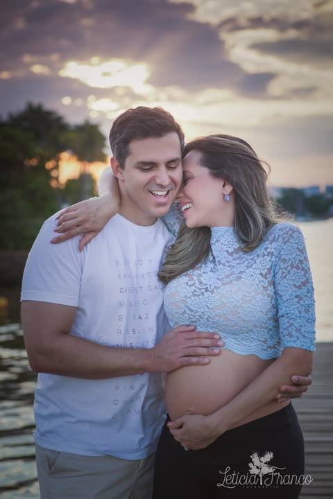 gestante ana luisa ensaio em casa fotografada pela fotografa especialista letícia franco em brasilia df ilhas do lago externa cropped azul renda calça legging por do sol lago paranoa'