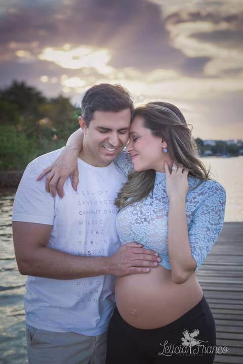 gestante ana luisa ensaio em casa fotografada pela fotografa especialista letícia franco em brasilia df ilhas do lago externa cropped azul renda calça legging por do sol lago paranoa'