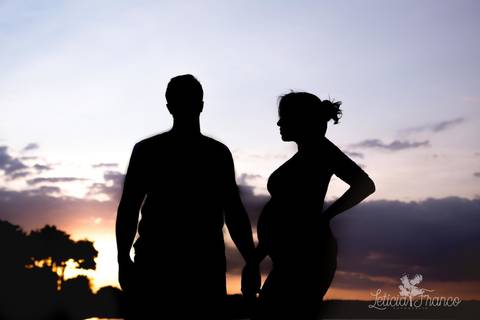 gestante ana luisa ensaio em casa fotografada pela fotografa especialista letícia franco em brasilia df ilhas do lago externa cropped azul renda calça legging por do sol lago paranoa silhueta casal'