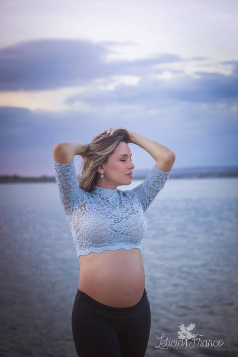 gestante ana luisa ensaio em casa fotografada pela fotografa especialista letícia franco em brasilia df ilhas do lago externa cropped azul renda calça legging por do sol lago paranoa silhueta'