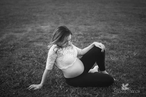 gestante ana luisa ensaio em casa fotografada pela fotografa especialista letícia franco em brasilia df ilhas do lago externa cropped azul renda calça legging por do sol lago paranoa silhueta gramado'