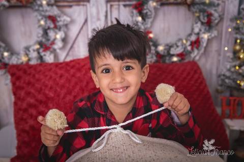 ensaio de natal em brasilia lago sul jardim botanico 2019 estrelas ensaio clean bebe sorriso fotografado pela fotografa leticia franco especializada quarto do papai noel pijama carter1s carters'