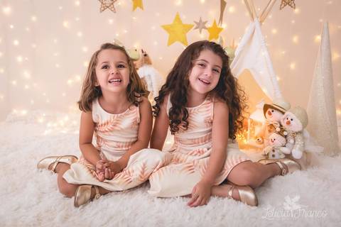 ensaio de natal em brasilia lago sul jardim botanico 2019 estrelas ensaio clean bebe sorriso fotografado pela fotografa leticia franco especializada gemeas twins'
