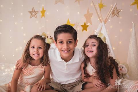 ensaio de natal em brasilia lago sul jardim botanico 2019 estrelas ensaio clean bebe sorriso fotografado pela fotografa leticia franco especializada  gemeas twins'
