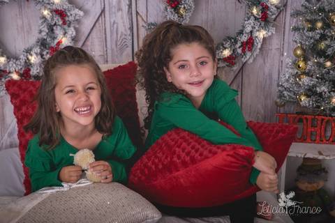 ensaio de natal em brasilia lago sul jardim botanico 2019 estrelas ensaio clean bebe sorriso fotografado pela fotografa leticia franco especializada quarto do papai noel pijama carter1s carters gemeas twins'