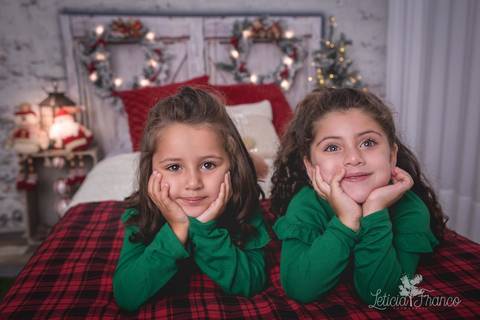 ensaio de natal em brasilia lago sul jardim botanico 2019 estrelas ensaio clean bebe sorriso fotografado pela fotografa leticia franco especializada quarto do papai noel pijama carter1s carters gemeas twins'