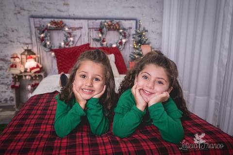 ensaio de natal em brasilia lago sul jardim botanico 2019 estrelas ensaio clean bebe sorriso fotografado pela fotografa leticia franco especializada quarto do papai noel pijama carter1s carters gemeas twins'