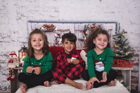 ensaio de natal em brasilia lago sul jardim botanico 2019 estrelas ensaio clean bebe sorriso fotografado pela fotografa leticia franco especializada quarto do papai noel pijama carter1s carters gemeas twins'