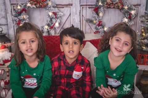 ensaio de natal em brasilia lago sul jardim botanico 2019 estrelas ensaio clean bebe sorriso fotografado pela fotografa leticia franco especializada quarto do papai noel pijama carter1s carters gemeas twins'