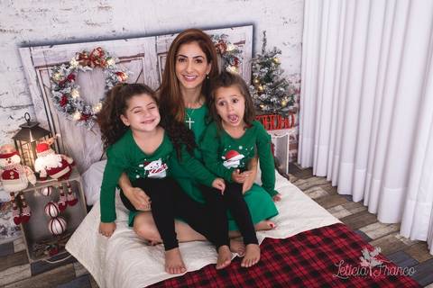 ensaio de natal em brasilia lago sul jardim botanico 2019 estrelas ensaio clean bebe sorriso fotografado pela fotografa leticia franco especializada quarto do papai noel pijama carter1s carters gemeas twins'