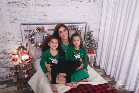 ensaio de natal em brasilia lago sul jardim botanico 2019 estrelas ensaio clean bebe sorriso fotografado pela fotografa leticia franco especializada quarto do papai noel pijama carter1s carters gemeas twins'