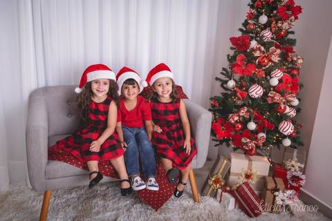 ensaio de natal em brasilia lago sul jardim botanico 2019 estrelas ensaio clean bebe sorriso fotografado pela fotografa leticia franco especializada quarto do papai noel pijama carter1s carters gemeas twins'