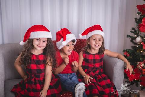 ensaio de natal em brasilia lago sul jardim botanico 2019 estrelas ensaio clean bebe sorriso fotografado pela fotografa leticia franco especializada quarto do papai noel pijama carter1s carters gemeas twins'