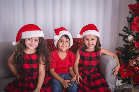 ensaio de natal em brasilia lago sul jardim botanico 2019 estrelas ensaio clean bebe sorriso fotografado pela fotografa leticia franco especializada quarto do papai noel pijama carter1s carters gemeas twins'