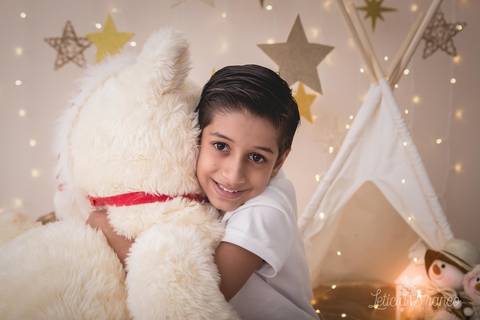 ensaio de natal em brasilia lago sul jardim botanico 2019 estrelas ensaio clean bebe sorriso fotografado pela fotografa leticia franco especializada urso grande ursão de pelucia'