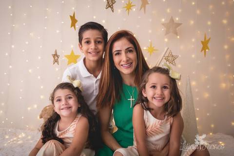 ensaio de natal em brasilia lago sul jardim botanico 2019 estrelas ensaio clean bebe sorriso fotografado pela fotografa leticia franco especializada quarto do papai noel pijama carter1s carters gemeas twins familia'