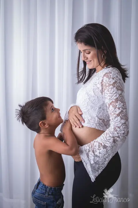 acompanhamento gestacional da jessica esperando a catarina com o irmão mais velho lucas registrado pela fotografa especializada leticia franco em brasilia df jardim botanico estudio '