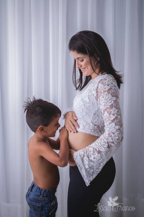 acompanhamento gestacional da jessica esperando a catarina com o irmão mais velho lucas registrado pela fotografa especializada leticia franco em brasilia df jardim botanico estudio '