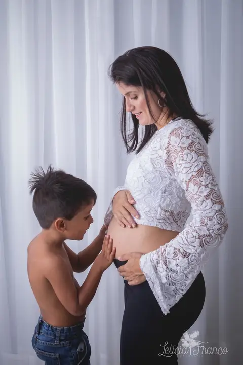 acompanhamento gestacional da jessica esperando a catarina com o irmão mais velho lucas registrado pela fotografa especializada leticia franco em brasilia df jardim botanico estudio '