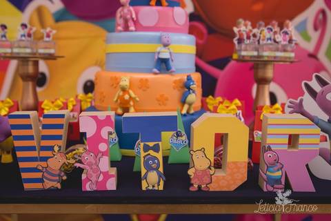 decoração backyardigans festa infantil registrado pela fotografa especialziada leticia franco fotografia brasilia df nome vitor mesa do bolo'