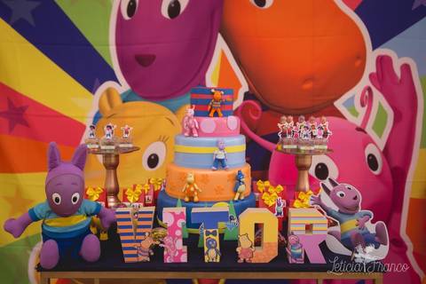decoração backyardigans festa infantil registrado pela fotografa especialziada leticia franco fotografia brasilia df mesa do bolo vitor'
