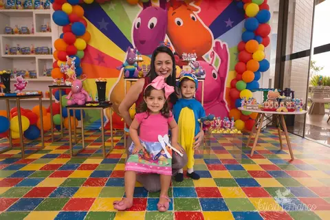 decoração backyardigans festa infantil registrado pela fotografa especialziada leticia franco fotografia brasilia df irmãos e mãe'