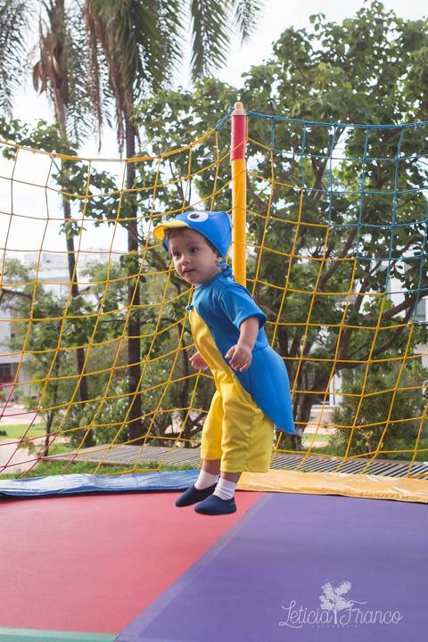 decoração backyardigans festa infantil registrado pela fotografa especialziada leticia franco fotografia brasilia df pablo pulando na cama elástica'