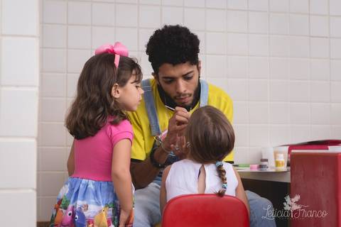 decoração backyardigans festa infantil registrado pela fotografa especialziada leticia franco fotografia brasilia df irmã observando pintura'