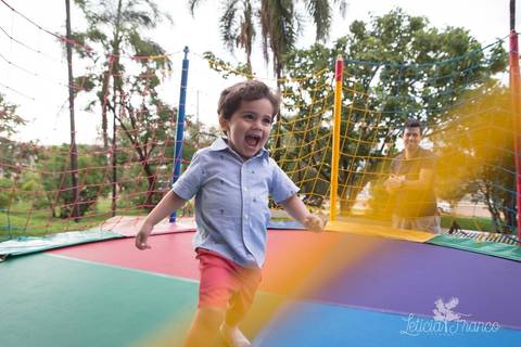 decoração backyardigans festa infantil registrado pela fotografa especialziada leticia franco fotografia brasilia df primo sorrindo correndo '