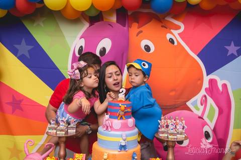decoração backyardigans festa infantil registrado pela fotografa especialziada leticia franco fotografia brasilia df assoprando a vela'