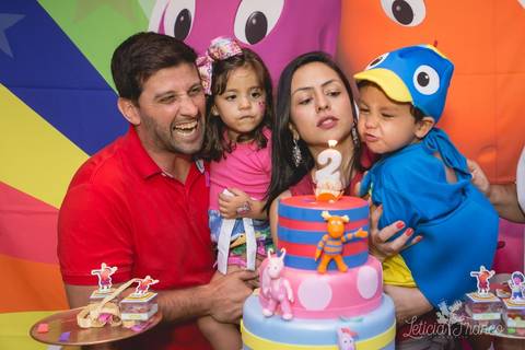 decoração backyardigans festa infantil registrado pela fotografa especialziada leticia franco fotografia brasilia df assoprando a vela'