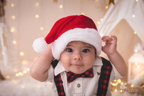 ensaio de natal claro dourado estrelas bebê touca de papai noel suspensorio 2019 pedro erica de paula brasilia df registrado pela fotógrafa letícia franco'