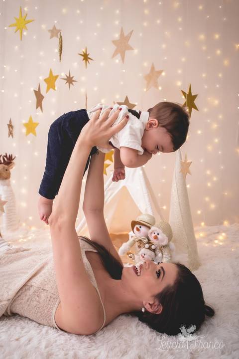 ensaio de natal claro dourado estrelas bebê touca de papai noel suspensorio 2019 pedro erica de paula brasilia df registrado pela fotógrafa letícia franco'